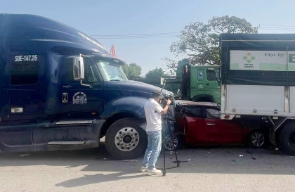 Ảnh TNGT: Tai nạn liên hoàn trên QL 51, Toyota Vios bị đầu kéo đâm nhồi vào gầm xe tải đi trước